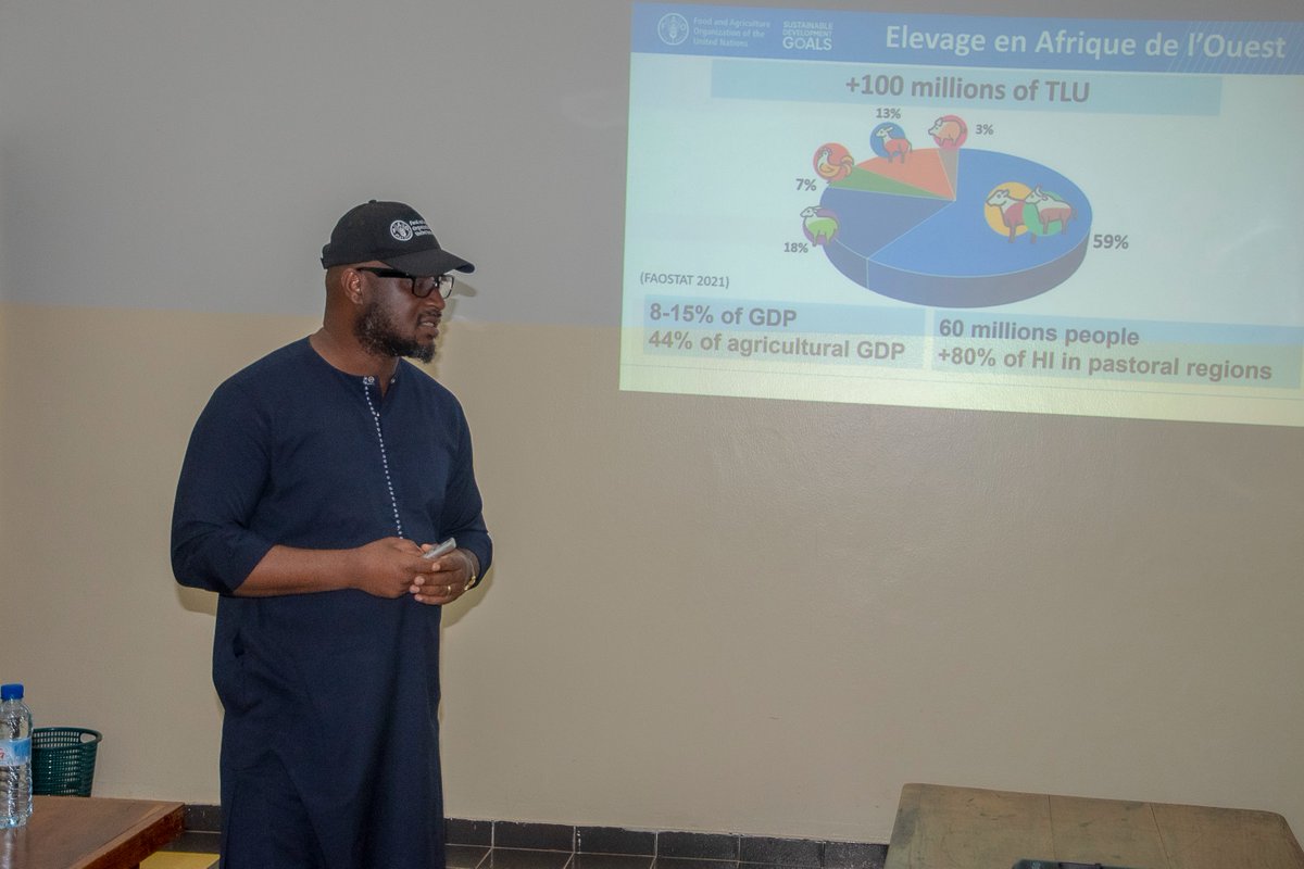 FAOBenin's tweet image. 🎬Fin ce 1⃣5⃣ sept., de la #formationdesformateurs, sur les bonnes pratiques de gestion des exploitations avicoles, organisée par la @FAO en collab. avec le #Maep. Cet atelier a été précédé de travaux de validation d&apos;1 #Manuel_de_biosécurité ds les élevages et #marché2volailles