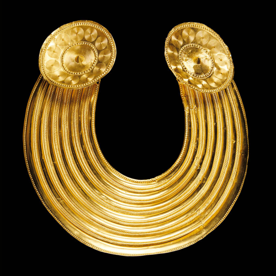 RIAdawson's tweet photo. THIS WEEK'S #ExploreTheObject
🧐Gleninsheen Gold Gorget c.800-700BC found in the #Burren Co. Clare in 1932, now part of @NMIreland's collection.
⚒ Made by applying a range of techniques: repoussé, chasing, raising, stamping, twisting & stitching.
👉https://t.co/jwfvfL0MgV https://t.co/kjDlu3NpJE