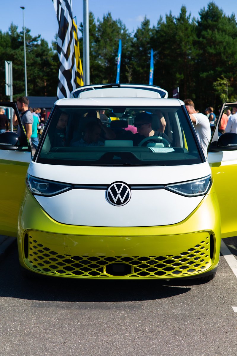 lectrium's tweet image. The Volkswagen ID. Buzz is making its way to the U.S. in 2024. So the only question is... Are you getting one?

#idbuzz #volkswagen #electric #car #electricvehicle