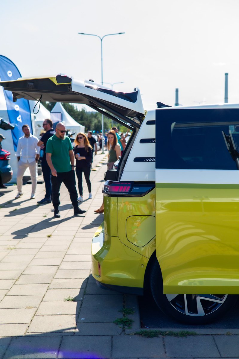 lectrium's tweet image. The Volkswagen ID. Buzz is making its way to the U.S. in 2024. So the only question is... Are you getting one?

#idbuzz #volkswagen #electric #car #electricvehicle