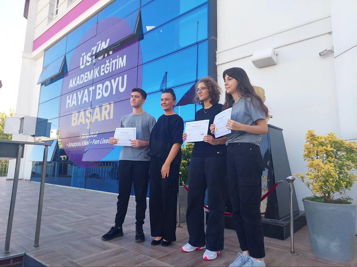 Türkiye geneli deneme sınavlarında ilk 10' da yer alarak bizleri gururlandıran öğrencilerimizi tebrik eder başarılarının devamını dileriz.💜

#UğurluOlmak
#GaziemirUğurKampüs