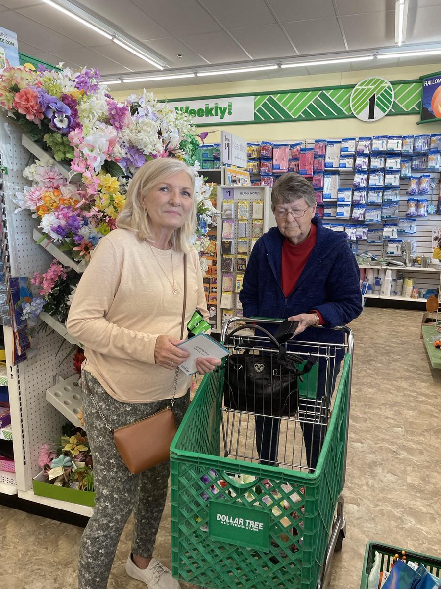 OakwoodHC's tweet photo. Thank you to our volunteers for taking the Legacy residents shopping. If you are interested in enriching the lives of others through volunteering call us at (812) 547-2333. https://t.co/6m8227gdbF