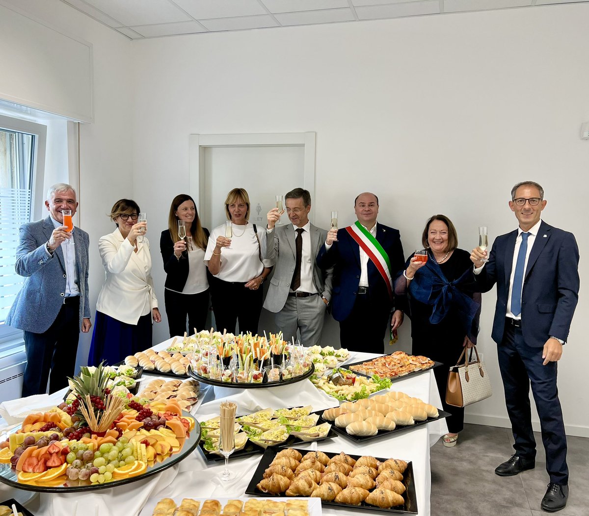 GioBertazzoli's tweet photo. Questa mattina inaugurazione del nuovo sportello di Uniacque a Sarnico in via Vittorio Veneto dei Territori del Basso Sebino e della Valcalepio nel giorno del 30esimo anniversario dell’uccisione a Palermo di Don Pino Puglisi. 😉👍🏻🔝
#sarnico #uniacque https://t.co/mNX6hZwbFJ
