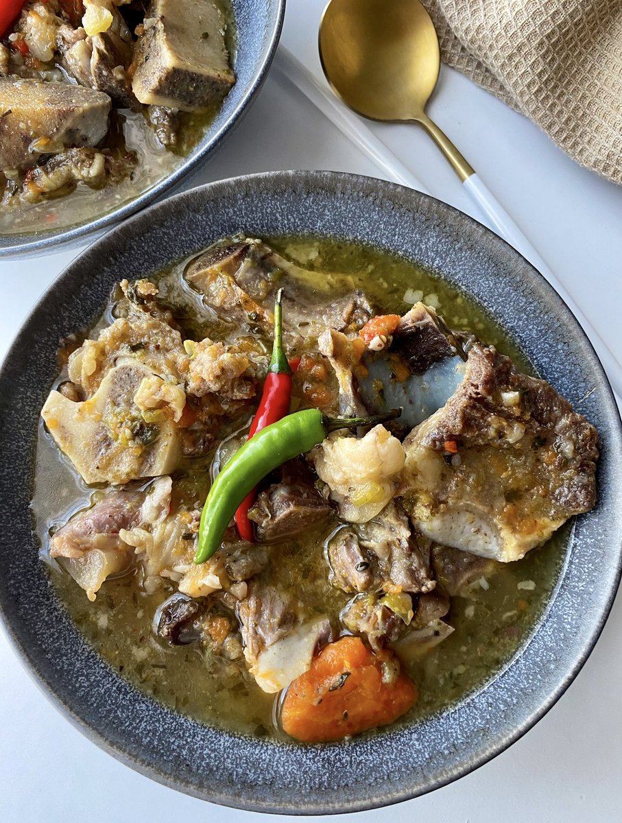 _theeats's tweet photo. Happy Friday 🥣 
Isobho lamathambo enilopelepele 🌶️ 
Recipe : IG @_theeats https://t.co/KHB3fjSVLp