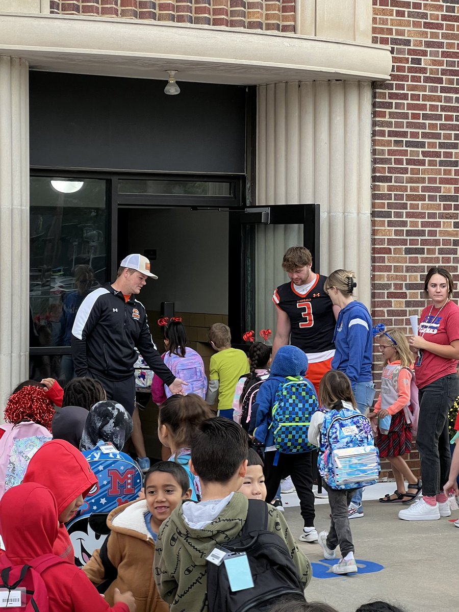 DoaneFootball's tweet photo. #HighFiveFriday proud of our guys giving back in the community! #RestoreTheRoar https://t.co/qJ74MXDDLQ