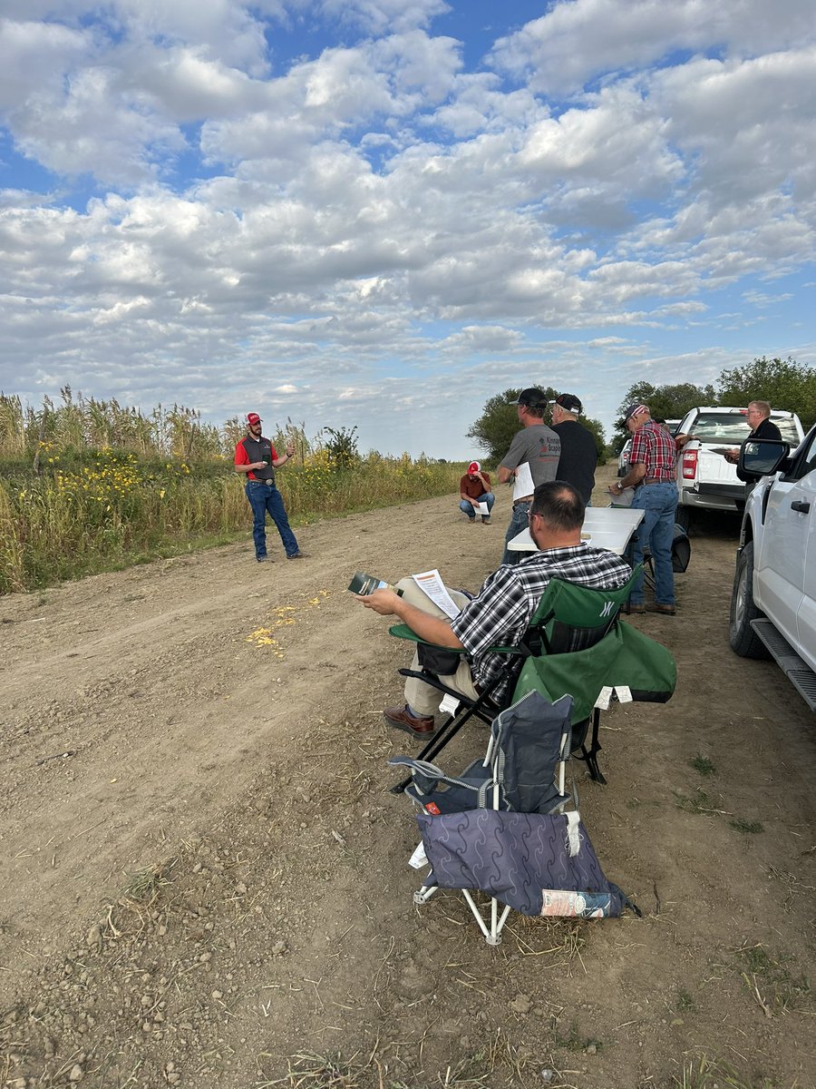 awesmlabdoc's tweet photo. 1/5 A fun evening yesterday near Friend, Nebraska with @pheasants4ever, landowners, and hunters talking #precisionconservation, @prairiestrips, #pheasants, and more. Thank you John McClinton and Nathan Pflueger for the invite! https://t.co/ndJLnyDYcK
