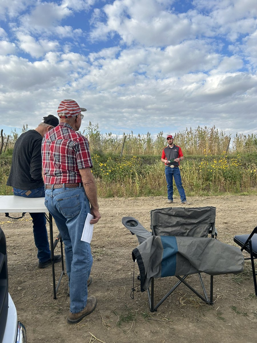 awesmlabdoc's tweet photo. 1/5 A fun evening yesterday near Friend, Nebraska with @pheasants4ever, landowners, and hunters talking #precisionconservation, @prairiestrips, #pheasants, and more. Thank you John McClinton and Nathan Pflueger for the invite! https://t.co/ndJLnyDYcK