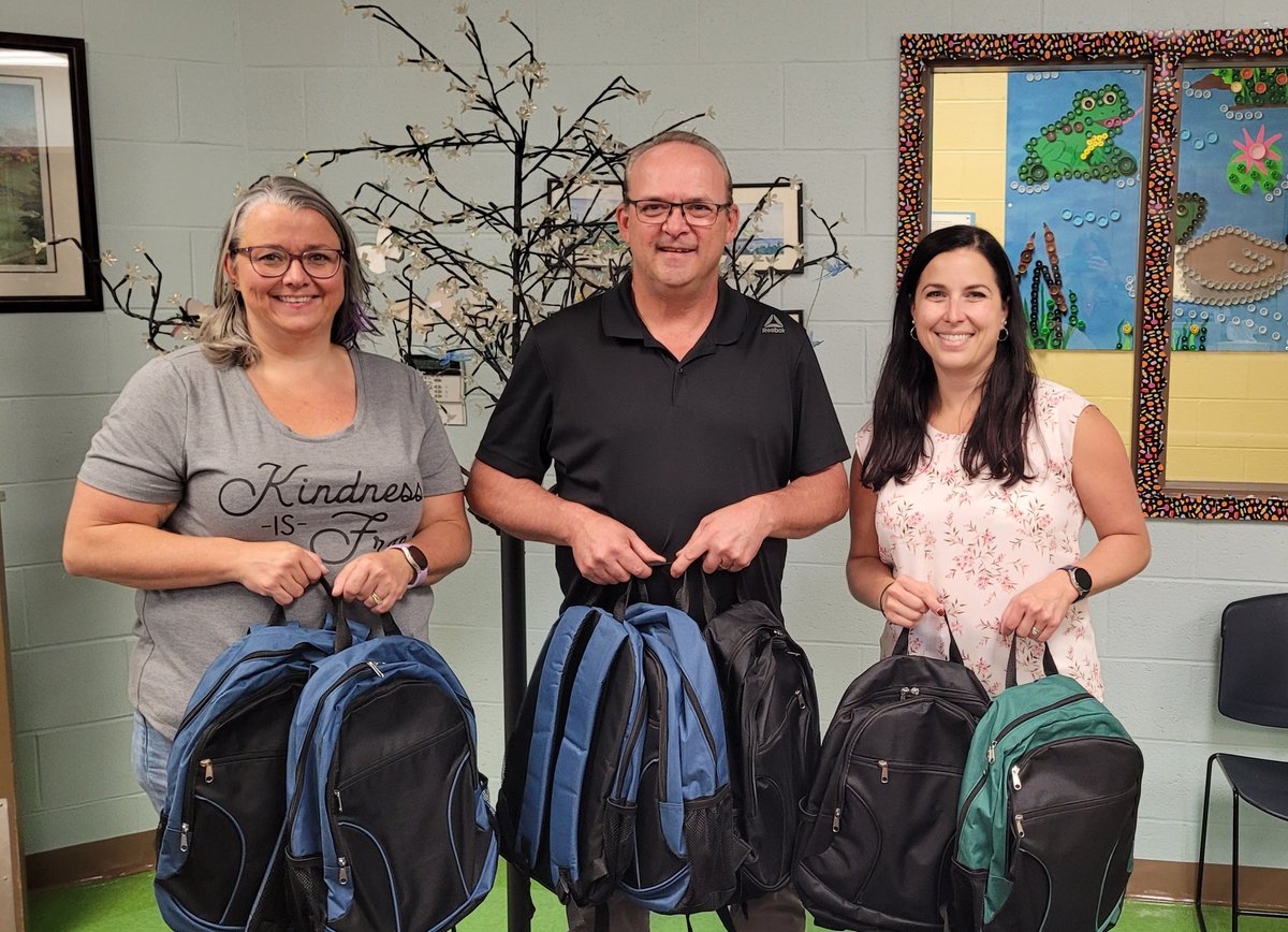 CraigScottNL's tweet image. It was my pleasure to present Principal Jennifer Snow and Tammy Manor at @HTE_K4 with 7 #Kitsforkids on behalf of @TELUS and @Municipalnl Thanks to Telus for allowing us to #Givewherewelive @torbaynl @Tammy_Manor  @MmeSnow