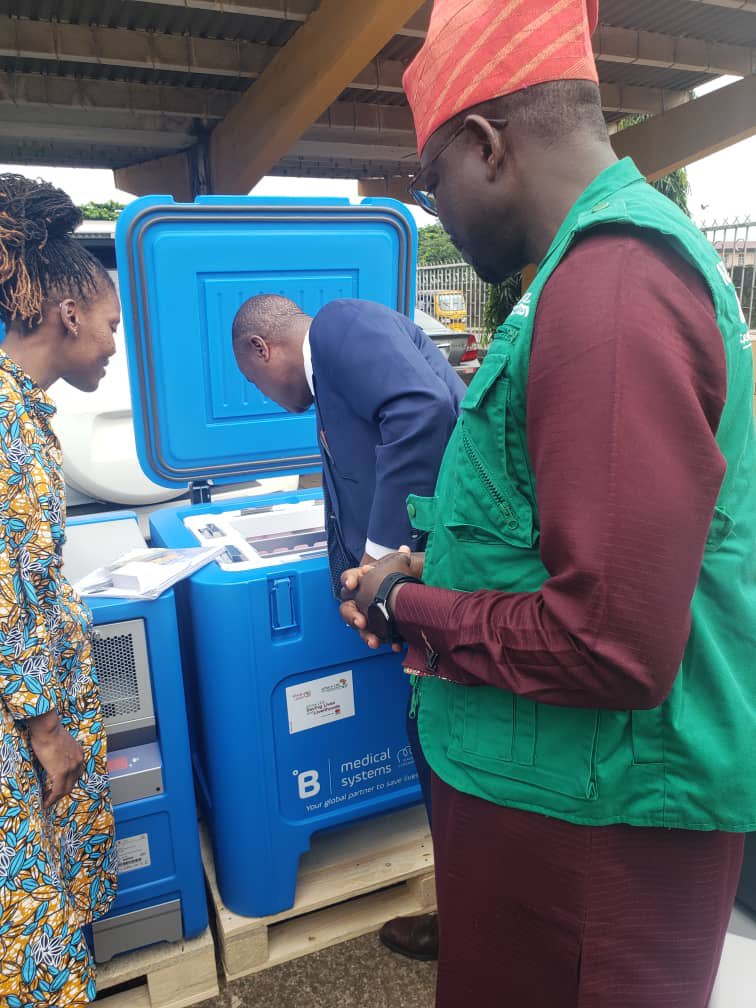 Western_RCC's tweet photo. 1/2 @AfricaCDC @Western_RCC participated in the handover ceremony of Cold Chain Equipment – 15 Freezers, 16 Refrigerators, 200 Cold boxes and 300 Vaccine carriers donated by the Africa CDC Saving Lives…
@AfricaCDC @UNICEF @mohs_sl https://t.co/Fg8GoE4Xxx