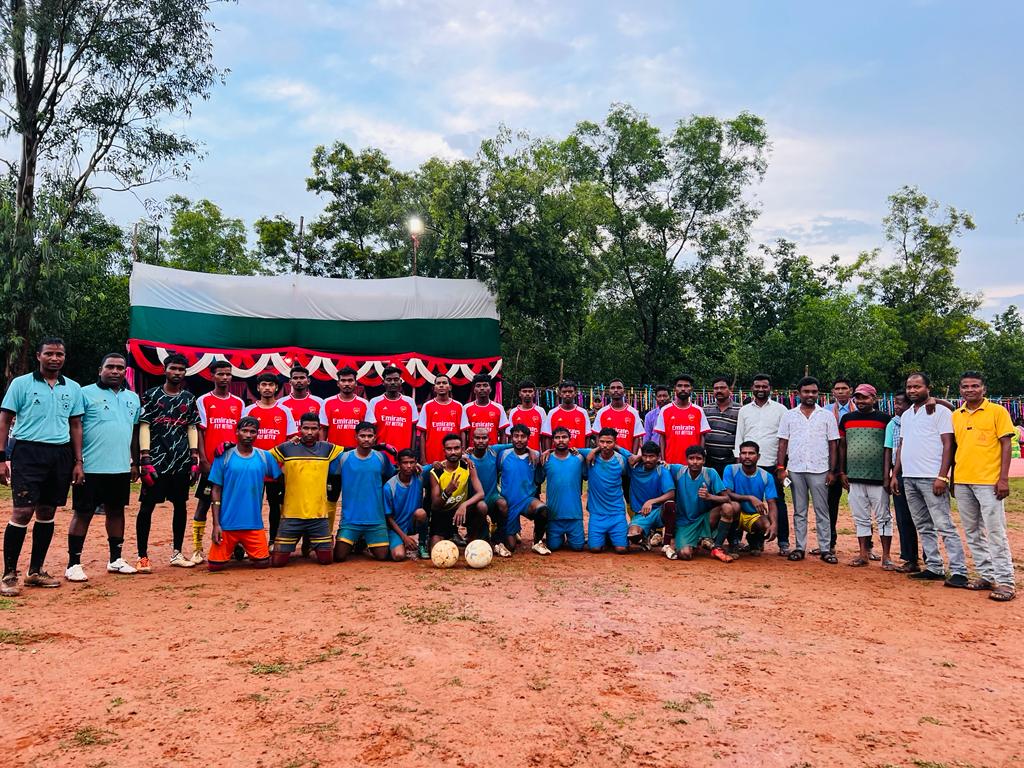 J.M.M.C. लेड़ोकोचा द्वारा आयोजित दो दिवसीय फुटबॉल प्रतियोगिता के अंतिम दिन बतौर मुख्य अतिथि शामिल हुआ।

मैदान में दोनों ही टीमों के खिलाड़ियों से परिचय प्राप्त कर उनका हौसला बढ़ाया। 

इस तरह से फुटबॉल टूर्नामेंट के आयोजन होने से फुटबॉल खिलाड़ियों को अपनी प्रतिभा की छाप छोड़ का