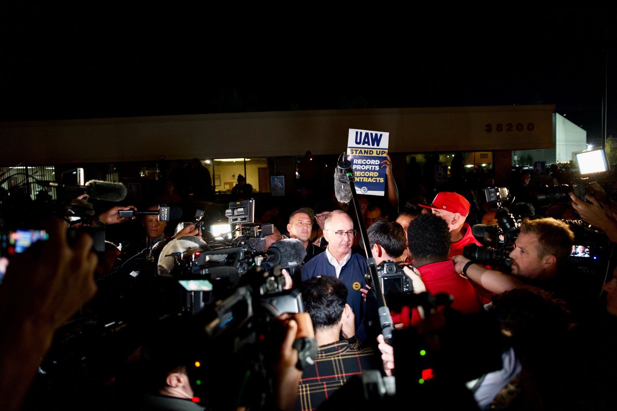 RepRashida's tweet photo. Proud to join our workers on the picket line at the Ford Plant in Wayne last night when the @UAW when on strike at the Big Three. https://t.co/2LT29ZqU4e