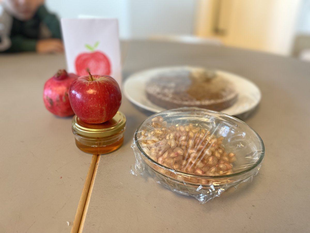 CISDK's tweet photo. Early learners at CIS celebrated Rosh Hashanah as part of their unit of inquiry. One of our CIS families brought honey cake, pomegranate and apple with honey to share their holiday traditions with us.
#traditions #earlylearning #earlychildhood #RoshHashanah https://t.co/NXYqKGN41X