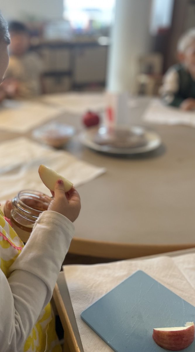 CISDK's tweet photo. Early learners at CIS celebrated Rosh Hashanah as part of their unit of inquiry. One of our CIS families brought honey cake, pomegranate and apple with honey to share their holiday traditions with us.
#traditions #earlylearning #earlychildhood #RoshHashanah https://t.co/NXYqKGN41X