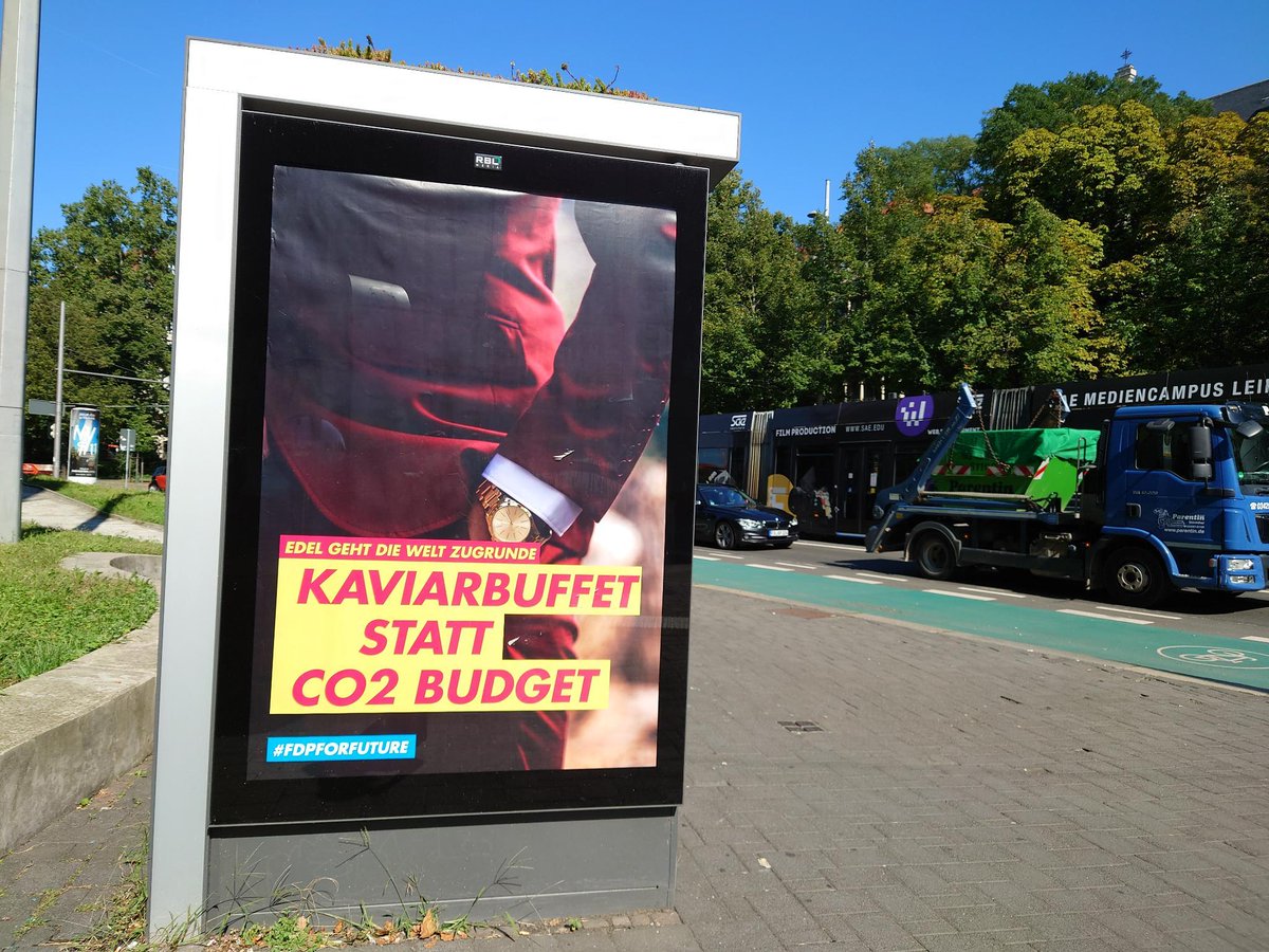 NeueOekonomie's tweet photo. lol die FDP ist heute beim #Klimastreik am Start https://t.co/jvb1Gd7TPY