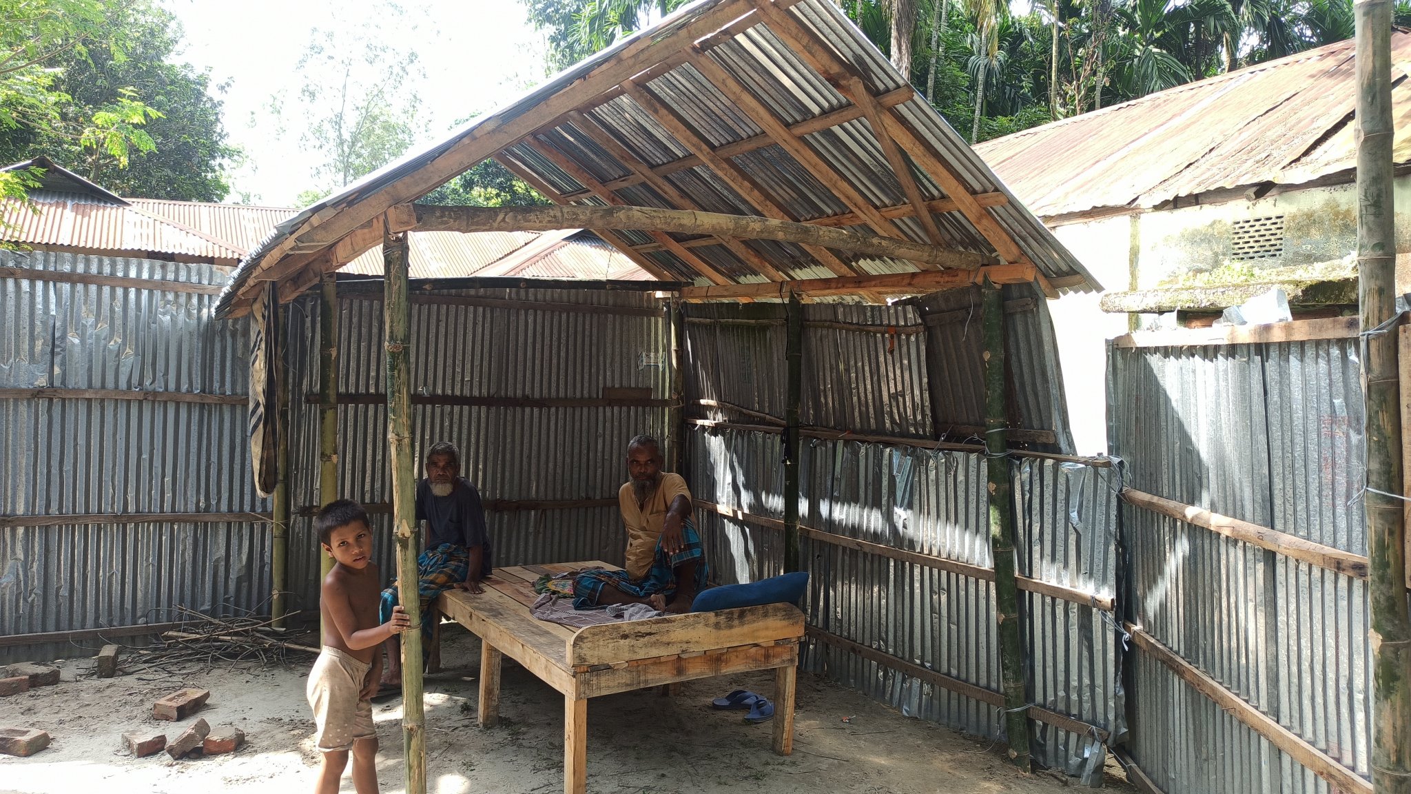 রাতের আঁধারে বাড়ির উঠানে ঘর নির্মান, ৯৯৯ নম্বরে কল, পুলিশ আসলে ছটকে পড়ে দখলদার