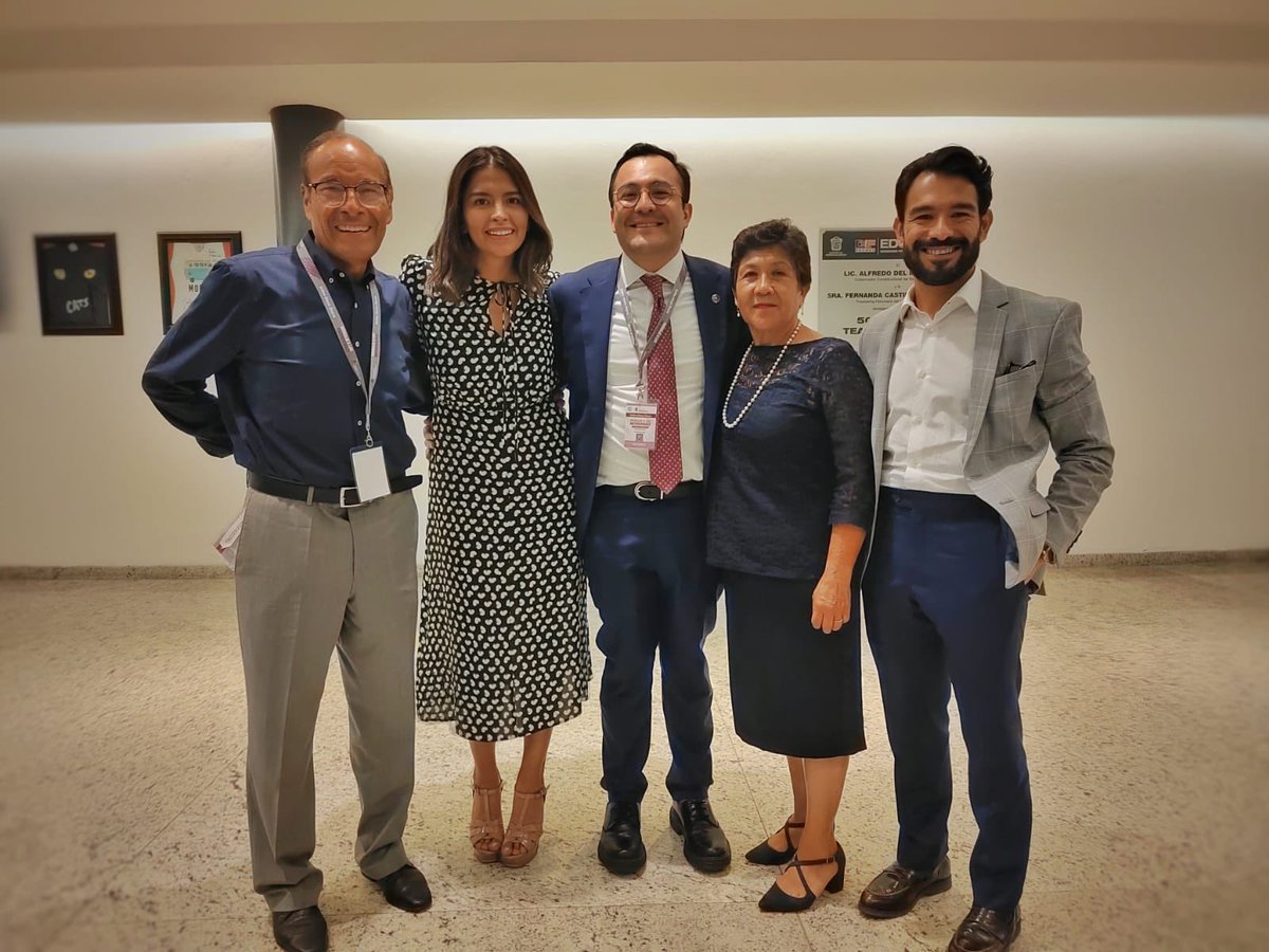 DanielSibaja_'s tweet image. Gracias a mi familia por tanto 💜

Orgullosamente #Ecatepense hijo de madre y padre normalistas, profesores estatales y federales de la sección 36. 

Gracias a mi familia por enseñarme el amor al servicio público, la honestidad y no tener apego al dinero ni al poder. #AMGD