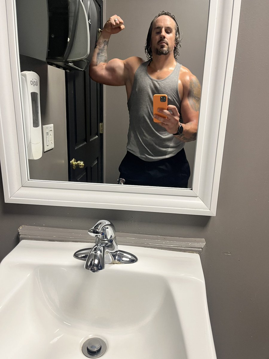 SeanTigerTime90's tweet photo. @DAonCBS @CBSSportsRadio Good morning boys watching now on YouTube after a quick pump this morning at the iron paradise in South Carolina and football food of the week is Buffalo chicken pizza from mellow mushroom @DAonCBS @PatBoyle44 @AndrewBogusch #targetdemofriday https://t.co/FifhuSlxi2