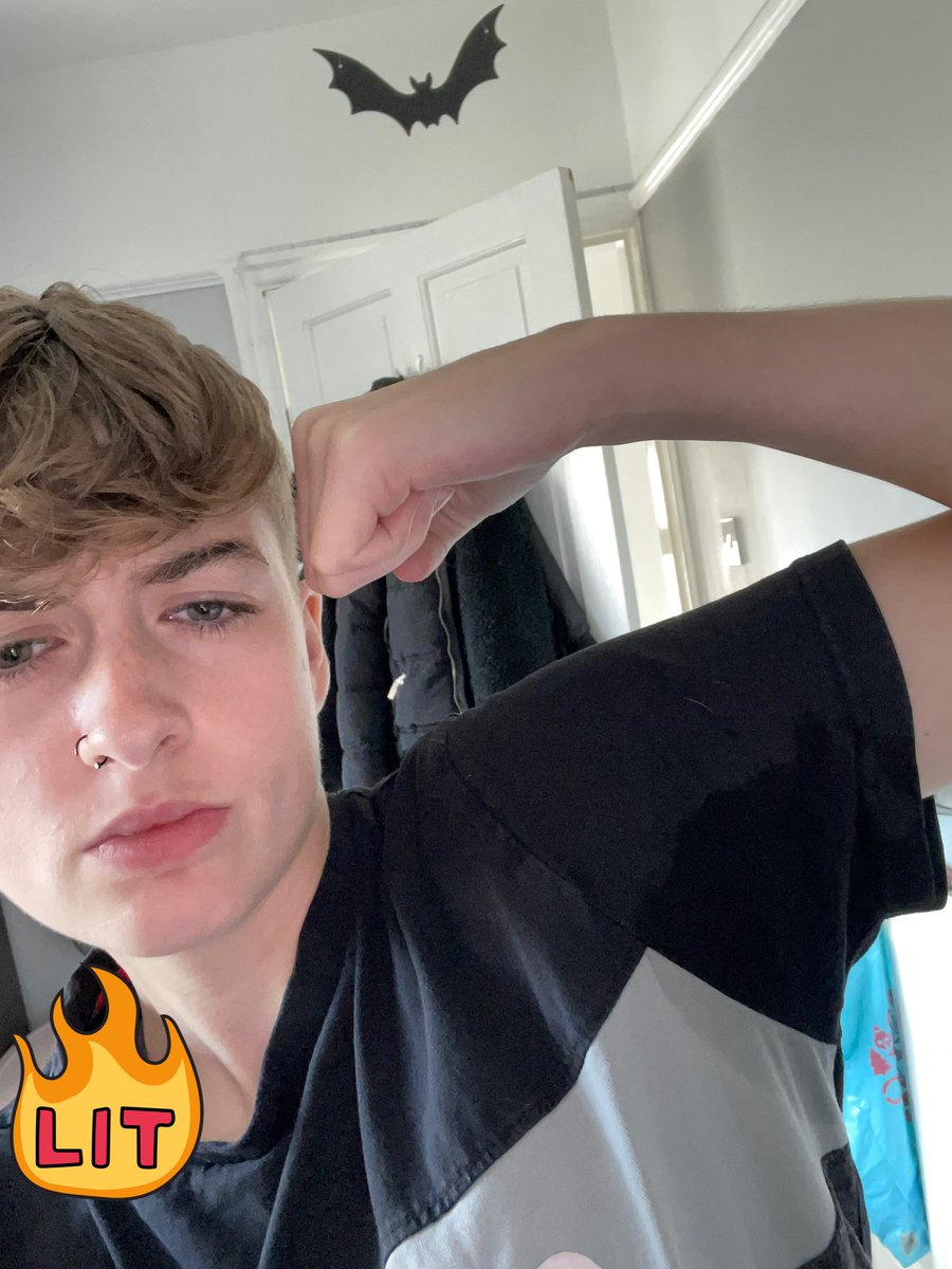 MasterMJ420's tweet photo. Come take a whiff of my alpha sweat F @ g boy😉🤪Rt if you would 😈#sweatypits #sweatyalpha #cashmaster #stonermaster #sweatysocks #sweatytrainers https://t.co/EKI3pO9wlU