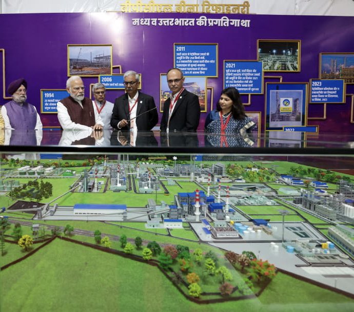 Deeply privileged to be present as PM @narendramodi Ji inspects the model of the state-of-the-art petrochemicals complex at Bina Refinery which will be a key milestone in India’s journey towards energy self-sufficiency & will transform #BulandBundelkhand into an industrial hub.