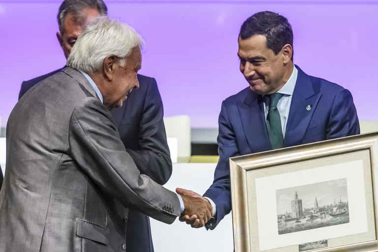 DiegoZapata_01's tweet photo. Que Felipe González se deje agasajar por un partido condenado por corrupción, socio del neofascismo español, que ha insultado gravemente al socialismo y a los socialistas, y que aproveche para criticar a su propio partido, es una vergüenza, nada de honor. https://t.co/uZje2x3Fv6