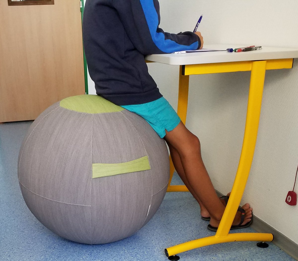 Cette année la classe s'équipe de nouveaux matériels. Nous venons de recevoir les ballons d'assise dynamique. Merci au <a href="/CHU_de_Poitiers/">CHU de Poitiers</a> pour le financement. Les élèves sont ravis.