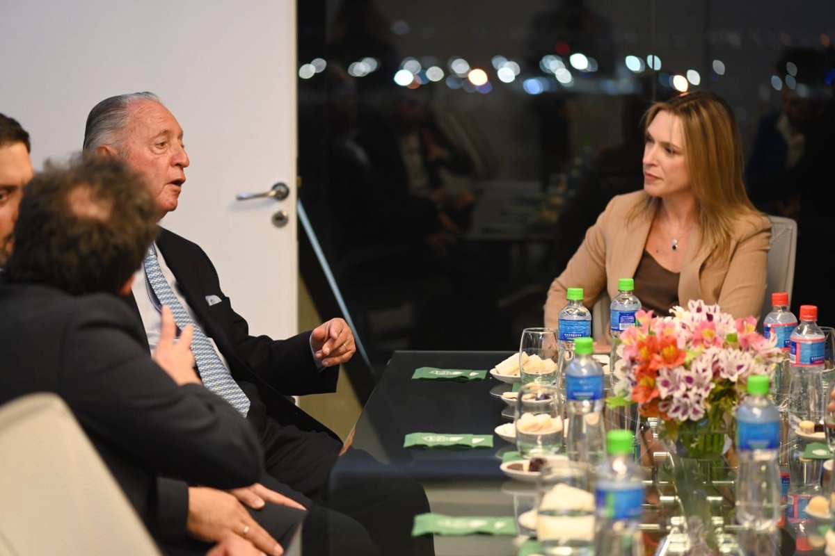 MendeMariaBelen's tweet photo. Un verdadero honor que el Presidente de la @UIAok, Daniel Funes de Rioja nos visite, conozca nuestro campus e intercambiemos visiones sobre el estudio del Instituto de Economía Política junto a @GastonUtrera en #Insight21 https://t.co/trmiMMpg8q