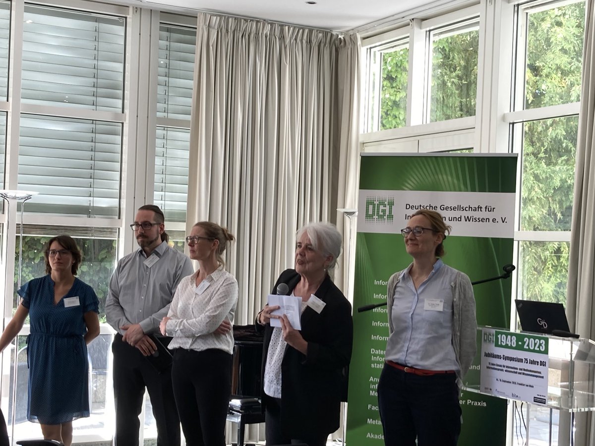 #dgi75 Letzter Programmpunkt Fishbowldiskussion #Fake #News + #Informationskompetenz mit ⁦<a href="/viokeka/">Violeta Trkulja 🌈🐝🇪🇺 @viokeka@mastodon.social</a>⁩ <a href="/stillinsky/">Stiles Stillinsky</a>⁩ ⁦<a href="/jodageiger/">Jonathan D. Geiger</a>⁩ ⁦<a href="/GesineAndersen/">GesineAndersen</a>⁩ und Gudrun Schmidt #fakenews #informationskompetenz #resilienz