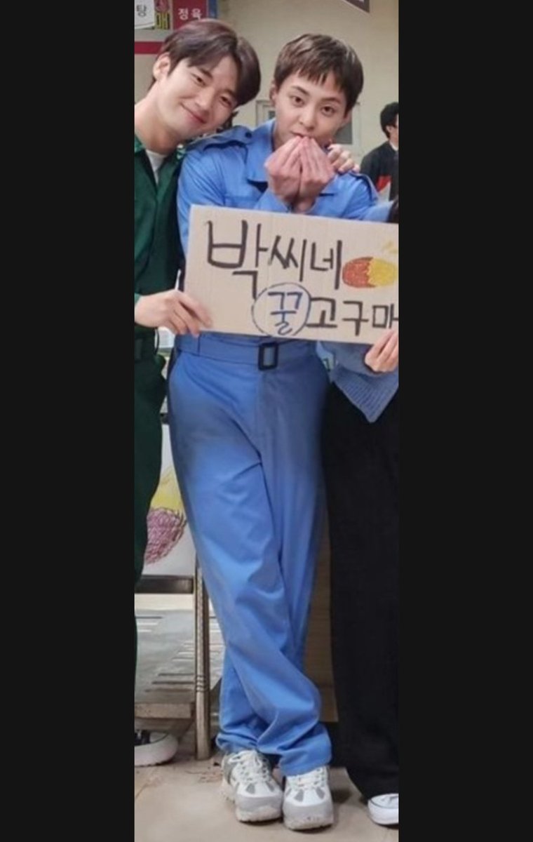 미치겠다ㅜㅜ 다리 이쁘게 꼰거바 태생이 예뿌니아이돌