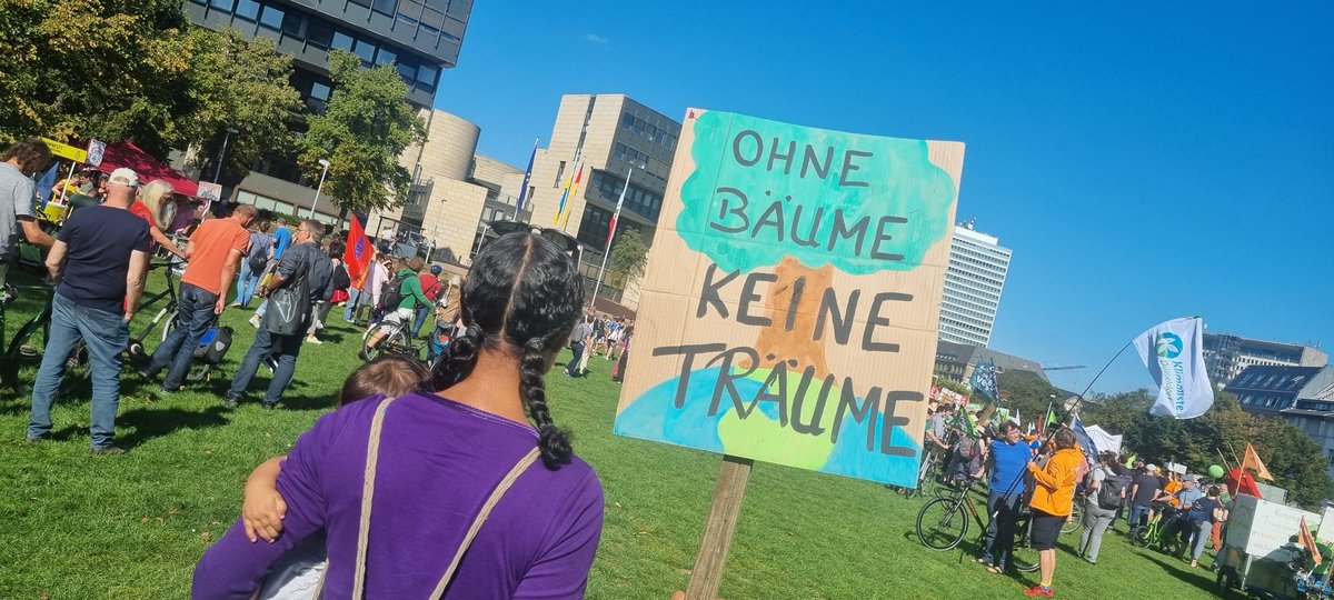 Finding_S's tweet image. Was sind aktuell bitte die "trending Hashtags"? Alle Konzentration auf den wichtigen #Klimastreik
Grüße aus #Düsseldorf