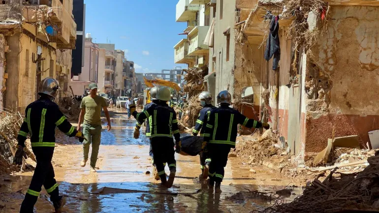 NewsWaveHQ's tweet photo. Tragic flooding in Libya's Derna claims a staggering 11,300 lives, with 10,100 people still missing. The disaster exposes infrastructure issues and highlights the need for better emergency management systems. Efforts to find survivors continue. #LibyaFloods #EmergencyResponse https://t.co/Da7DmPphYZ