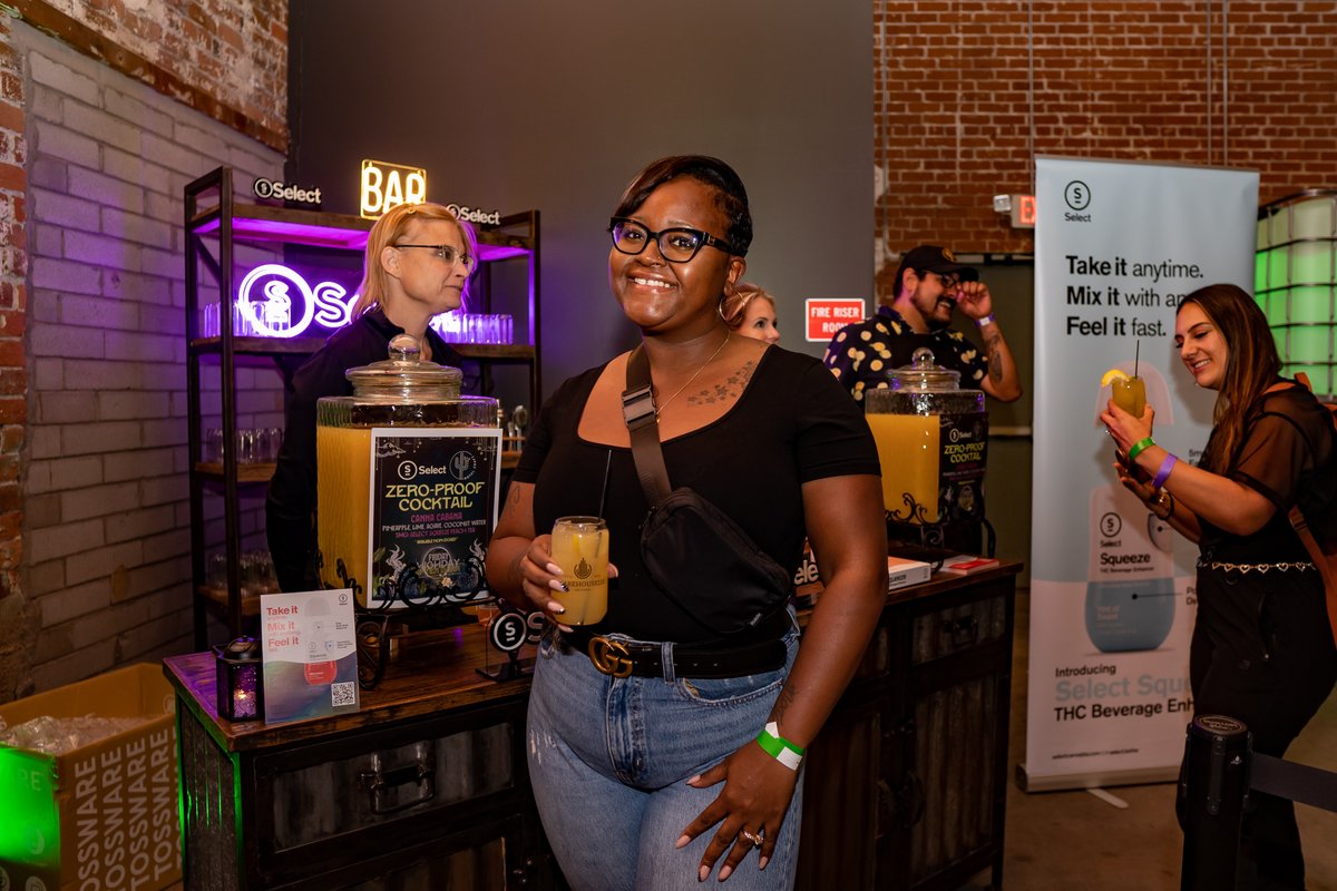 🎶Tonight!  Groove to the beats of local music talents at Friday Highday After Dark. It's the perfect way to say goodbye to summer! 🎶 Get your tickets now before they're gone. #PHXMusic #FridayHighdayAfterDark Tickets here: plant-body-soul.ticketleap.com/after-dark-sep…