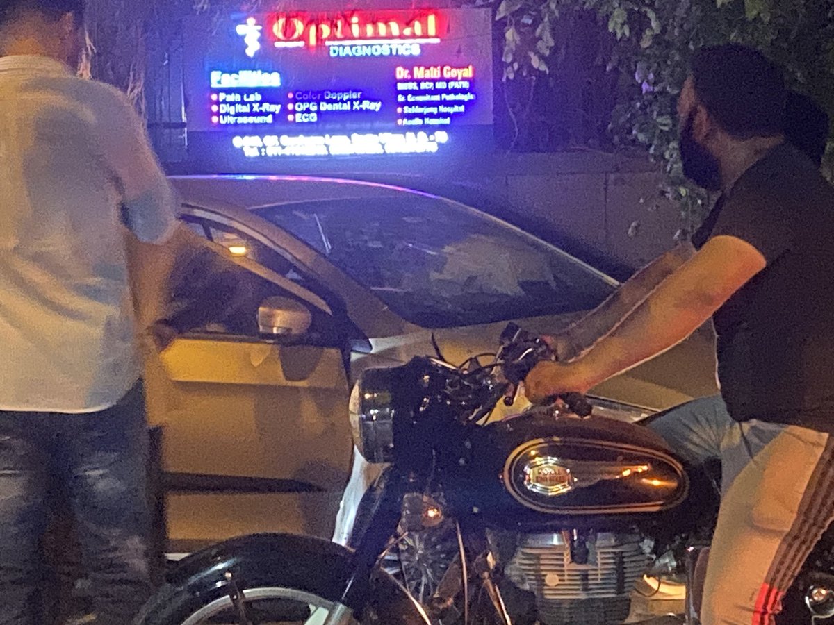 jasuja's tweet image. @dtptraffic please regulate traffic movement from -to mathura road using inner roads in Sarita Vihar. It’s become a traffic nightmare inside the colony and none of the concrete dividers even have safety lights causing an actual accident yesterday. Pls wake up