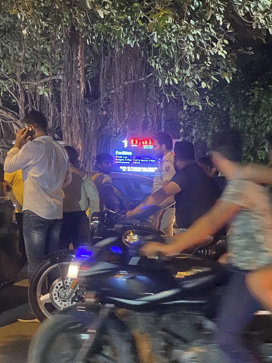 jasuja's tweet image. @dtptraffic please regulate traffic movement from -to mathura road using inner roads in Sarita Vihar. It’s become a traffic nightmare inside the colony and none of the concrete dividers even have safety lights causing an actual accident yesterday. Pls wake up