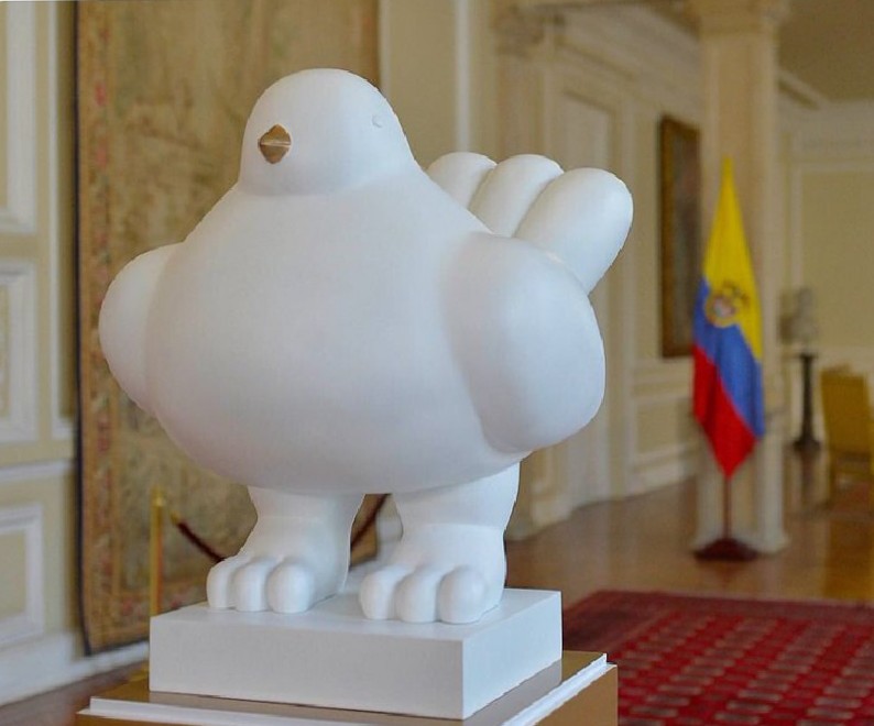 IvanHerreraMic's tweet photo. Partió Fernando Botero, el más fecundo y universal artista colombiano. De lo inmenso de su legado resalto en este momento su escultura "Paloma de la Paz" que seguirá siendo un símbolo inspirador para muchos colombianos. https://t.co/vc5HM9OLAF