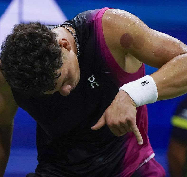 TheTennisLetter's tweet image. Ben Shelton’s dad on Novak Djokovic copying Ben’s phone celebration:

“He wants to be loved so much, Novak…He wanted to mock Ben at the end. It wasn't something he was doing just to copy Ben. It was to mock him. &amp;amp; that's too bad, for that to come from such a great champion.”…