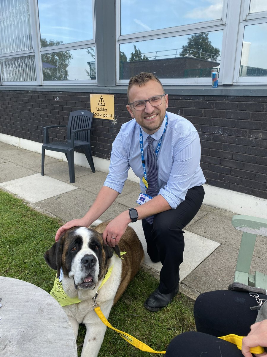 lauraclarke_rd's tweet photo. Spoilt by the Pathology team today 🤩 Sabrina sunbathing and chilling on the job @barnshospital @BrilsTeam https://t.co/NFnmnF7iqC
