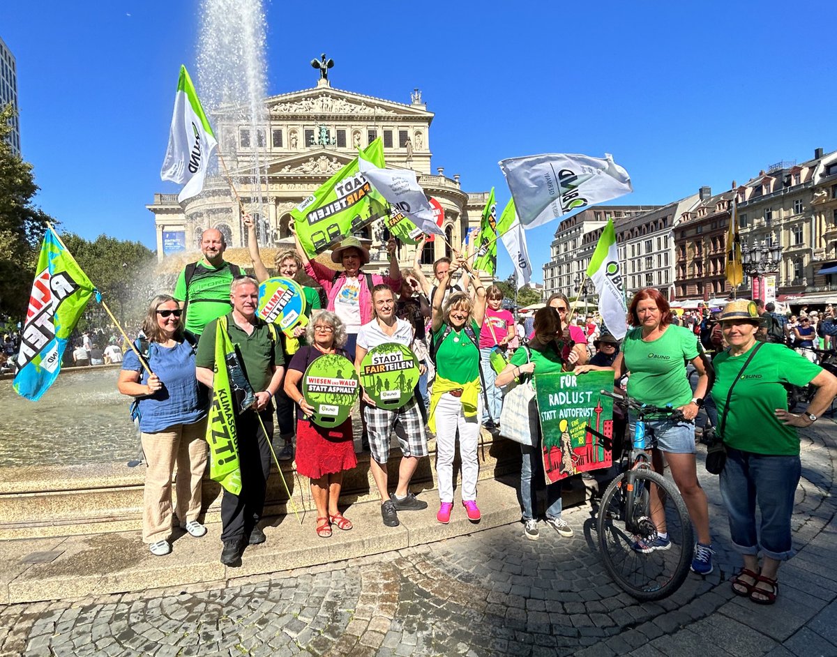 bund_hessen's tweet photo. Laut und bunt ist’s hier beim #Klimastreik in Frankfurt! 🥳Wir werden nicht müde, eine effektive Klimaschutzpolitik einzufordern! Wir werden nicht müde, gegen die Klimaerhitzung auf die Straße zu gehen! #KeinGradWeiter https://t.co/927qGcQ5Gq
