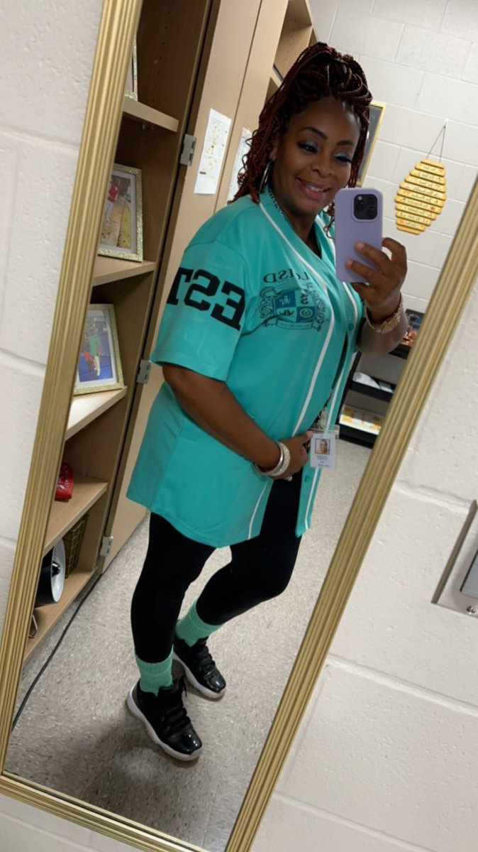 destonie_bowers's tweet photo. Happy FRIYAYYY🥳🥳 as you can tell I love my JOB 🥳🤗personalized jersey by ME
#ILIKETOBEDIFFERENT
#ALC
#BESTKEPTSECRETINLCISD
#BOWERS
#EST2022
#IBEE-LIEVE
@DocOfHighHopes @hernandezlcisd https://t.co/XTtFSEtF6D