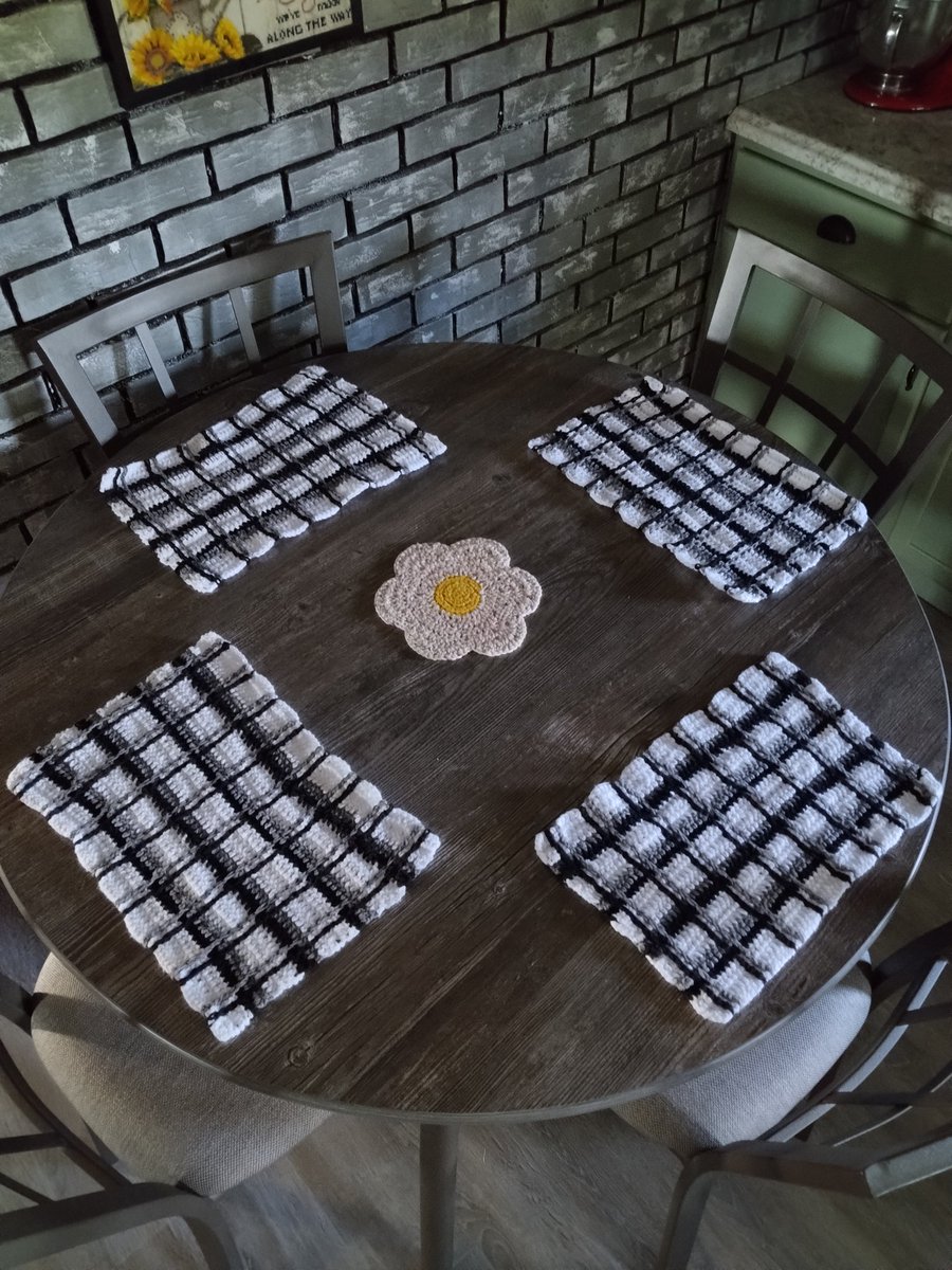 Crochet tartan placemats complete, job for mom, I'm very pleased with the results, solid week of work to manufacture with my very own 2 claws
#crochet #placemats
