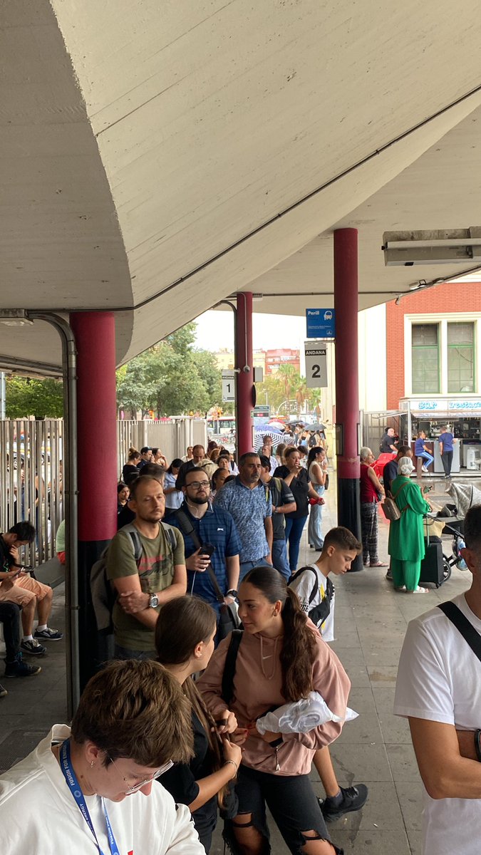 marccarmona's tweet photo. Llevamos mas de 1h esperando y @MoventisInfo no dice nada. Vergüenza!! https://t.co/Y291XmiYzh