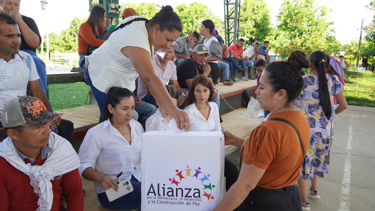 AlianzaPazMeta's tweet photo. Con una gran participación de la ciudadanía de la Inspección de la Julia, se desarrolló el primer Foro de candidatos y candidatas a la Alcaldía del municipio de Uribe - Meta.  🙋🏻‍♀️🙋🏻‍♂️🙋🏼‍♂️
Promover el fortalecimiento de la gobernabilidad democrática del territorio. 🌱🗳️ https://t.co/D5lUyBQe3e