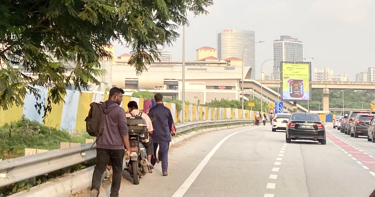 elisahanimm's tweet photo. i still don't understand how this is acceptable?

📍towards Ara Damansara station https://t.co/Ao30TJaBbv
