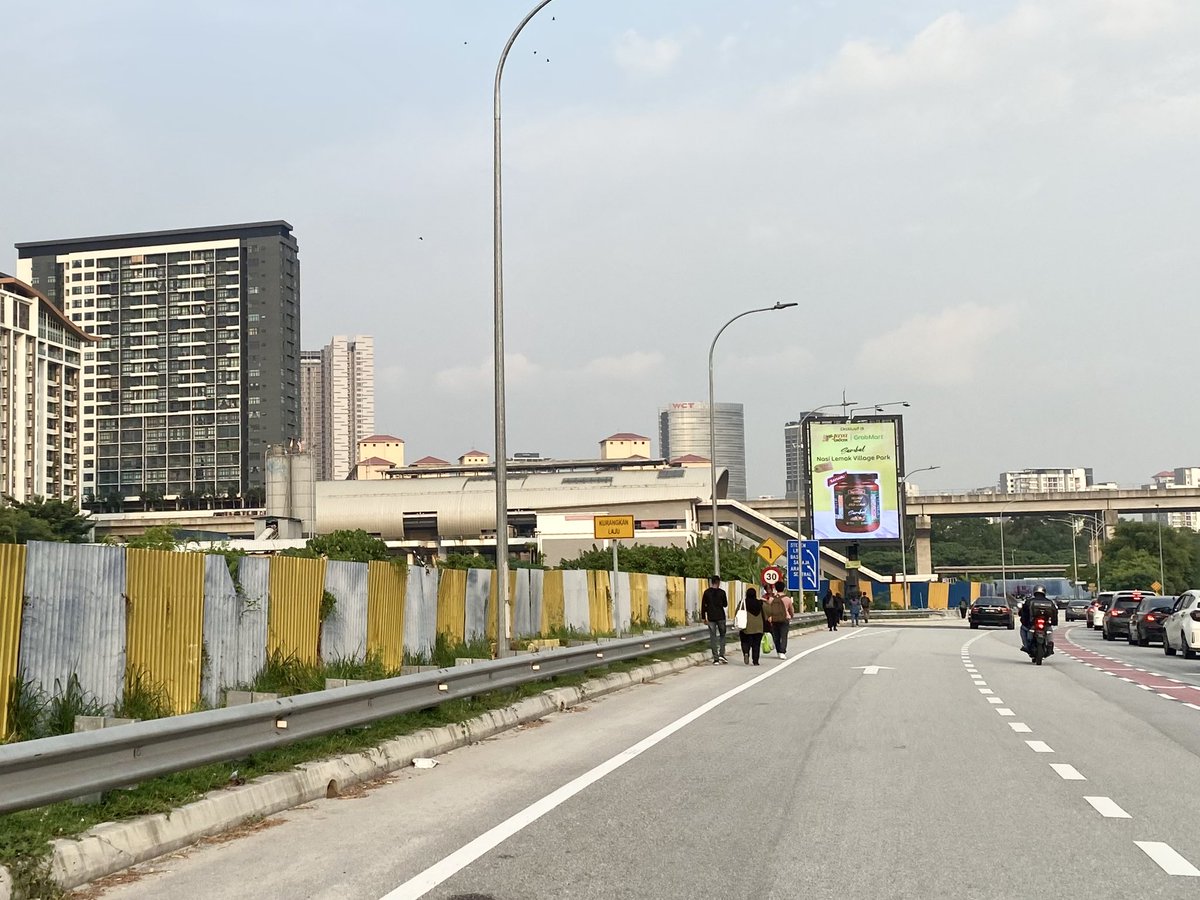 elisahanimm's tweet photo. i still don't understand how this is acceptable?

📍towards Ara Damansara station https://t.co/Ao30TJaBbv