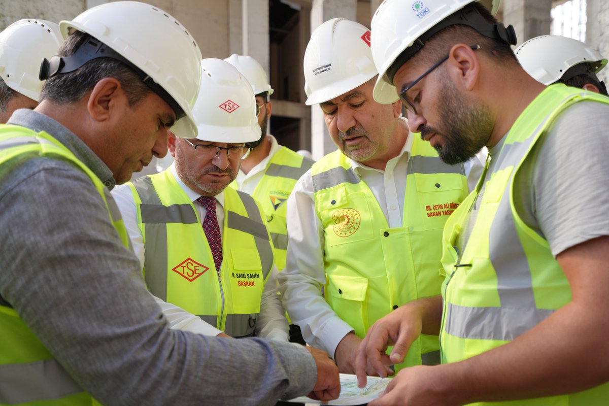 TSEKurumsal's tweet photo. Sanayi ve Teknoloji Bakan Yardımcımız Dr. Çetin Ali Dönmez, Enstitü Başkanımız Mahmut Sami Şahin ve beraberindeki heyet Ankara Temelli’de inşaatı devam eden TSE Kalite Kampüsü’nde incelemelerde bulundu.

Türkiye’nin kalite üssü olacak TSE Kalite Kampüsü; teknolojik bilginin ülkemize transferi, stratejik sermayenin yurt içinde kalması, ekonomimizin sürdürülebilir bir biçimde güçlenmesi ve insan kaynağının yetkinleştirilmesi gibi kazanımlar sağlayacak. Verimliliğin ve sürdürülebilir ekonominin lokomotiflerinden biri olacak TSE Kalite Kampüsü, Türkiye sanayisinin gücüne güç katacak.

@mfatihkacir 
@TCSanayi 
@m_samisahin