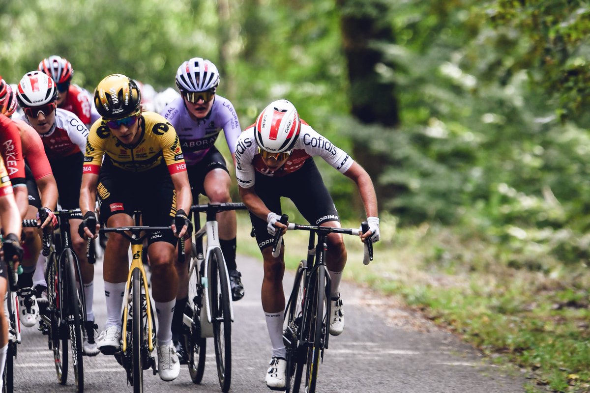 On passe à l'attaque sur le @agtoursemois ! 

Une quinzaine de coureuses sont en train de se détacher du peloton. <a href="/ClaraKoppenburg/">Clara Koppenburg</a>, Morgane Coston et <a href="/KernSpela/">spela.kern</a> en font partie !

📸 <a href="/MathildeLAzou/">Mathilde L'Azou</a>