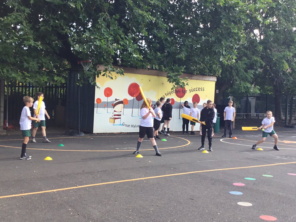 Amazing batting skills on show during our lesson with @Worcs_Cricket <a href="/MET_STSS/">Mercian Educational Trust School to School Support</a> <a href="/METacademies/">MET</a> #gmpspe
