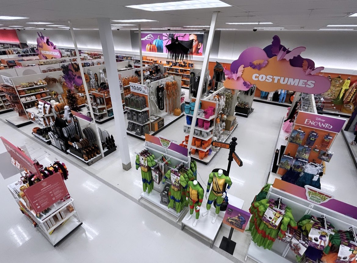 VM_Tesla's tweet image. It’s the most SPOOKIEST TIME OF THE YEAR!! 👻🎃 My favorite set of the year AND TARGET DID NOT DISAPPOINT!!