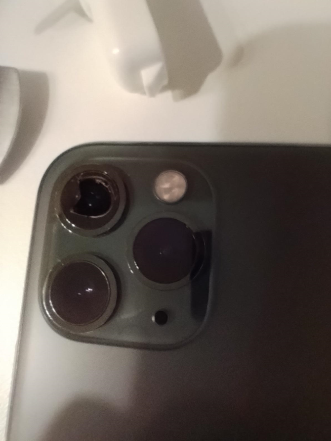 Zack_Ch4649's tweet photo. 何故唐突にiphone15買おうと思ったかというと、画像の通り

まだだ！たかがメインカメラをやられただけだ！

状態だったからです
ガンダムなら良いけどiphoneでメインカメラやられたらキツいよねって話 https://t.co/B1cvOhnjl5