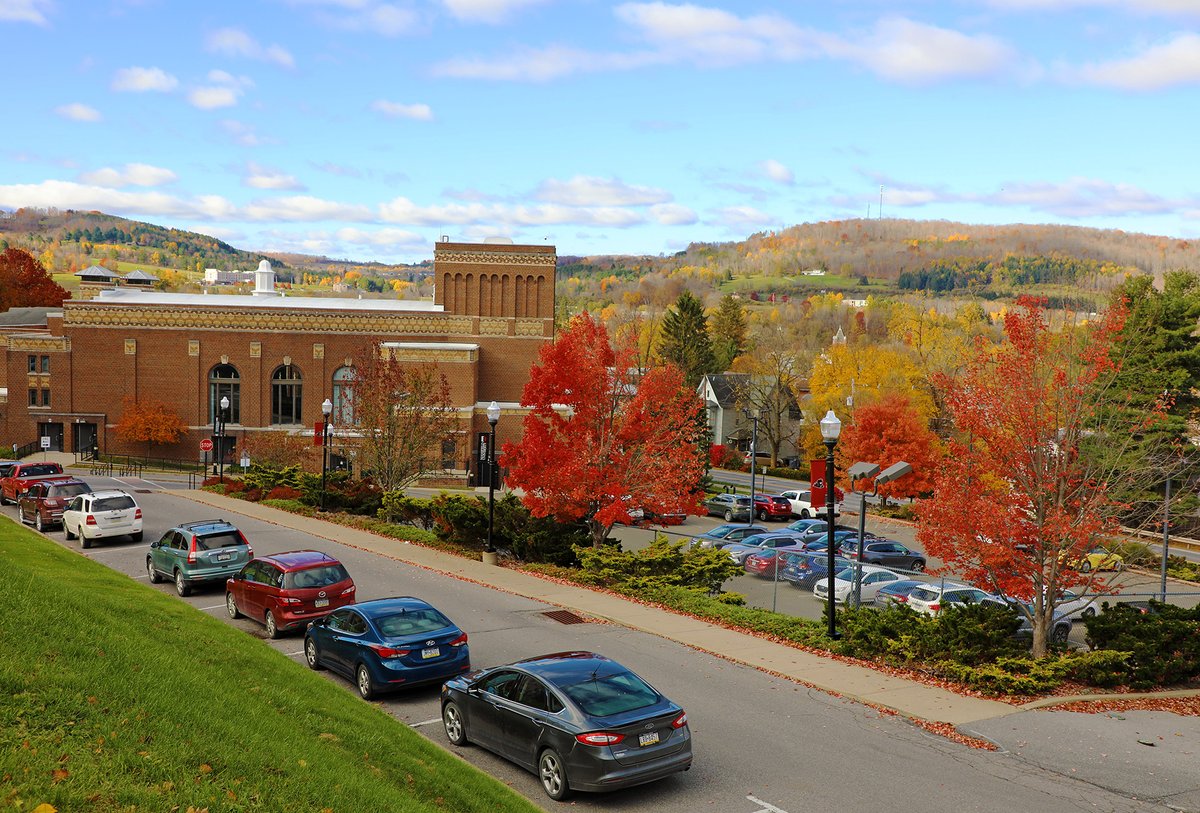 BloomUGrad's tweet photo. #FallPreviewFriday #autumnvibes #LockedIn #BloomUpward #BloomOnward ππ https://t.co/ErY9uk67cw
