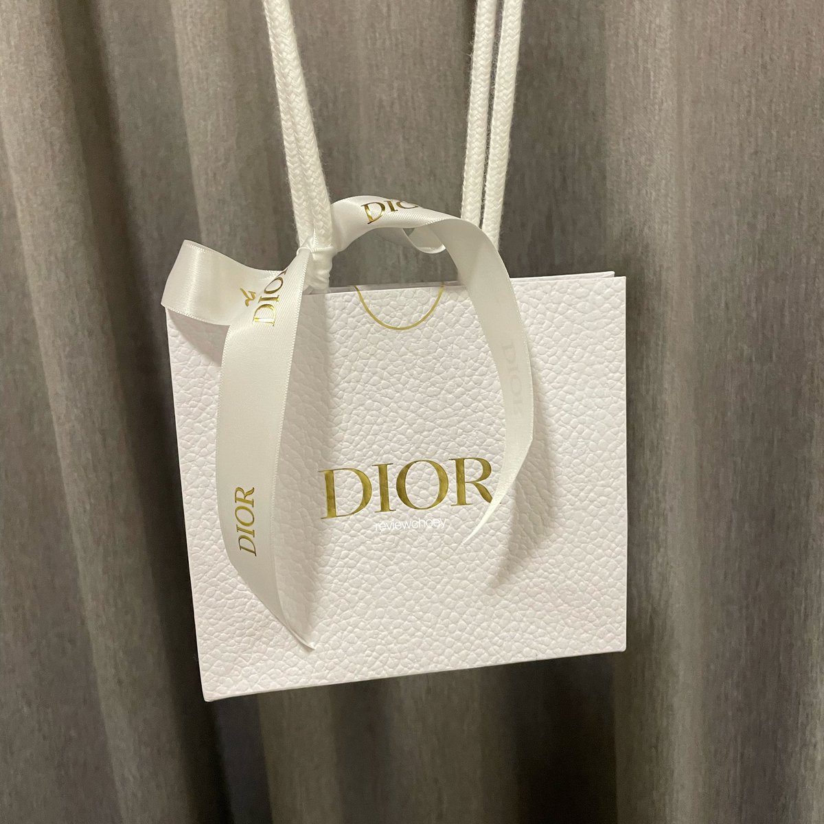 แจกก dior ค้าบบ มาา!
แค่ รี + ฟอล
เพิ่งซื้อสดๆร้อนๆจากเคาน์เตอร์ เอาไปทั้งถุงสวยๆ แบบนี้เลยค่า ประกาศสิ้นเดือน กย นี้เลยย